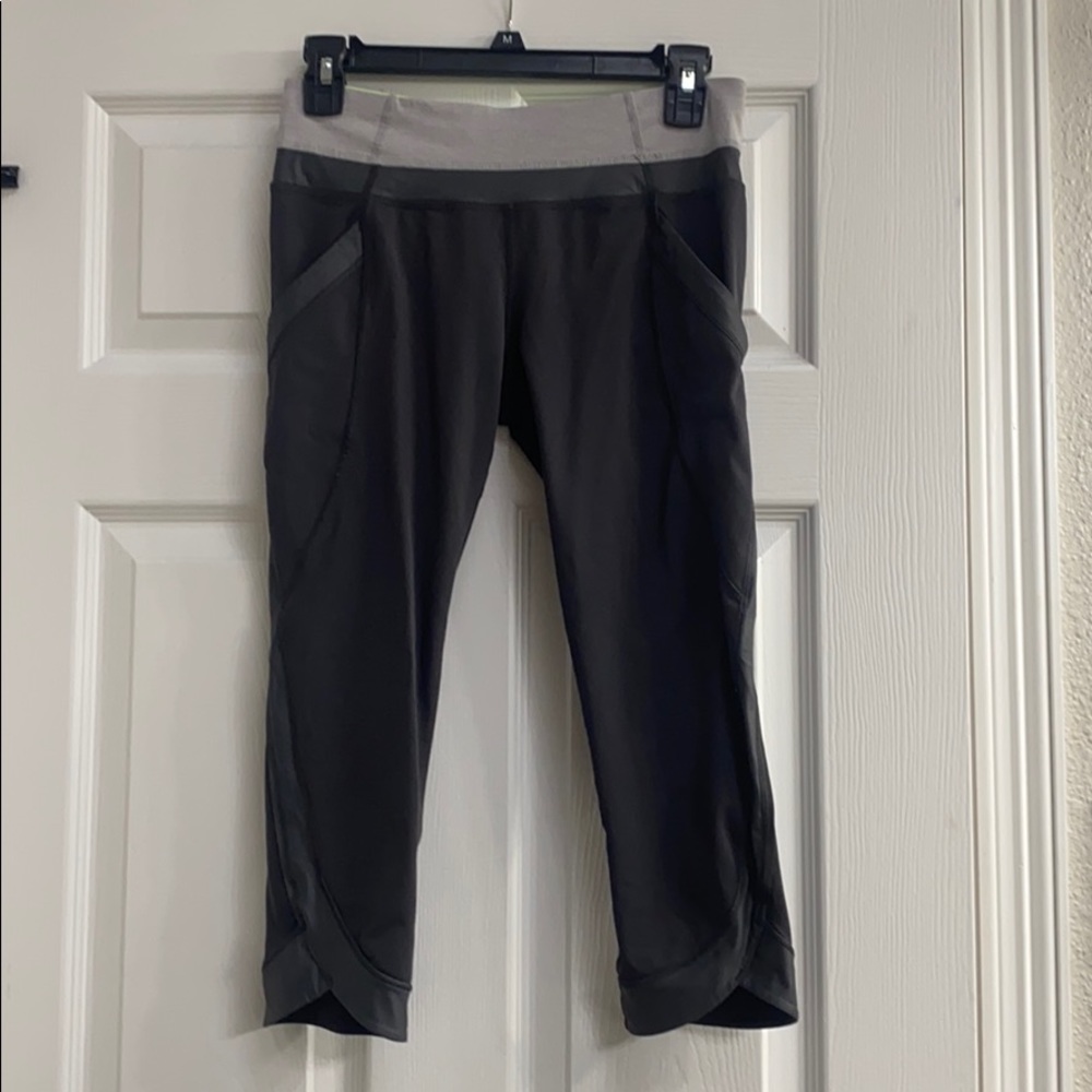 Lululemon capris with pockets grey